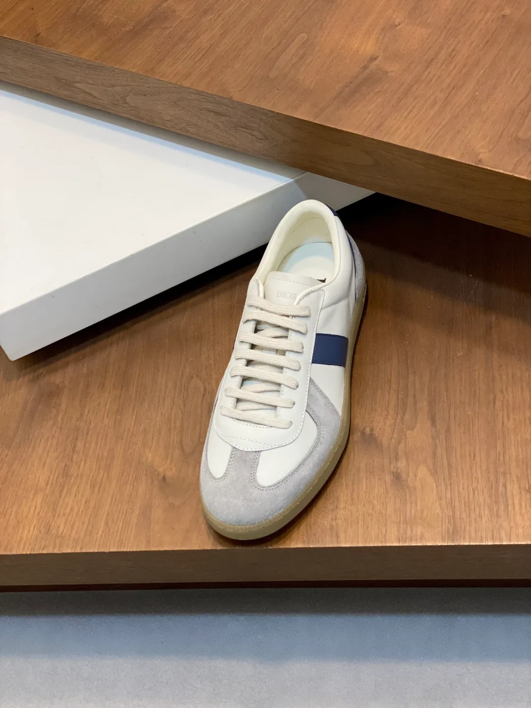 Factory price: 400💰Dior series casual sports shoes, skateboard shoes, original purchase, development and production. This sports shoe is a new product for the fall of 2023. It reinterprets the classic tennis shoes. The fashionable silhouette highlights the thick feeling. Crafted from navy and white jacquard with Oblique print and suede panels, it features a distinctive padded tongue embossed with the Dior signature, wide navy mohair laces and brass eyelets with a matte tonal finish. White rubber sole with Dior Oblique pattern, enhanced by a contrasting Dior 30 Avenue Montaigne signature on the rear. It can add fashionable temperament to casual looks. Exquisite packaging at the delivery counter 🛍📦 ▪️ Fabric: Original customized Oblique presbyopia + cowhide ▪️ Lining: Original customized sheepskin + breathable mesh ▪️ Sole: Original molded anti-slip rubber material ▪️ Bottom thickness: 4CM ▪️ Size: Men's 38-45 (38, 45, 46 customized)